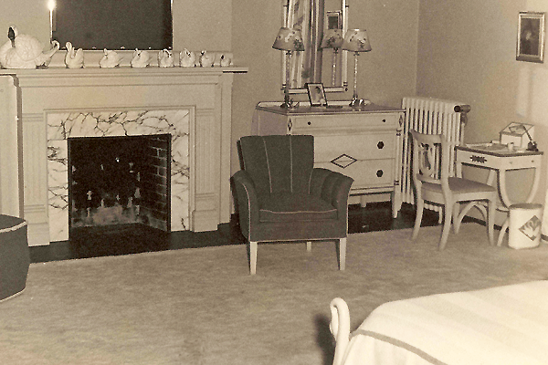 black and white swan bedroom